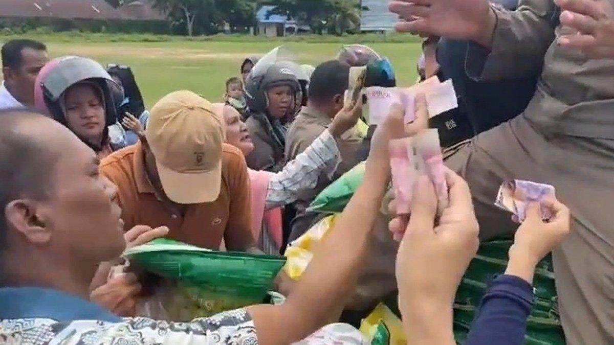 Warga menyerbu operasi pasar murah di Lapangan Lembah Hijau Kota Baubau