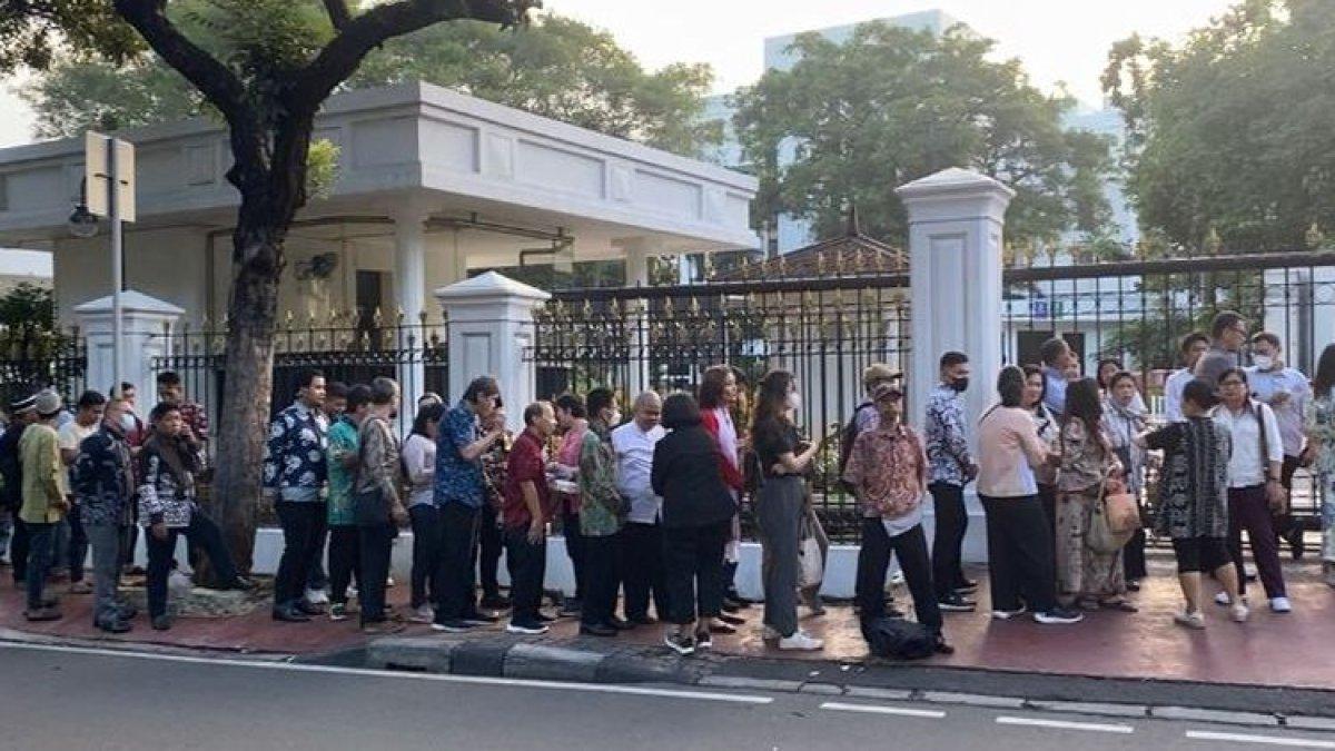 Warga rela antre sejak subuh demi ikut open house Presiden Jokowi