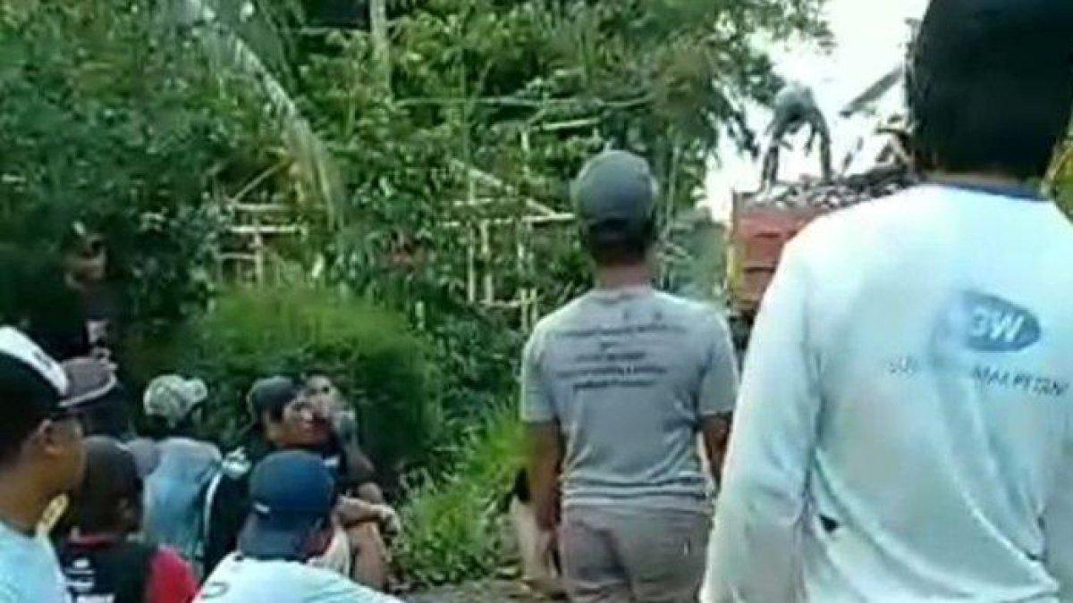 Warga saat menyaksikan paving yang ditarik kembali oleh caleg
