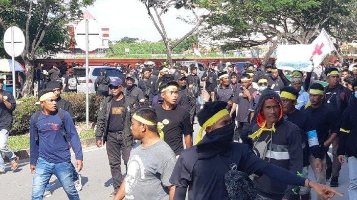 Warga melakukan unjuk rasa menolak pengembangan kawasan Rempang di depan Kantor BP Batam. Pemerintah memberi waktu hingga tanggal 28 September kepada di 16 titik kampung tua yang ada di Pulau Rempang, Batam untuk mengosongkan lahan. Pengosongan tersebut terkait dengan proyek strategis nasional berupa pembangunan kawasan Eco City. Namun warga berjanji akan bertahan meski terkubur.