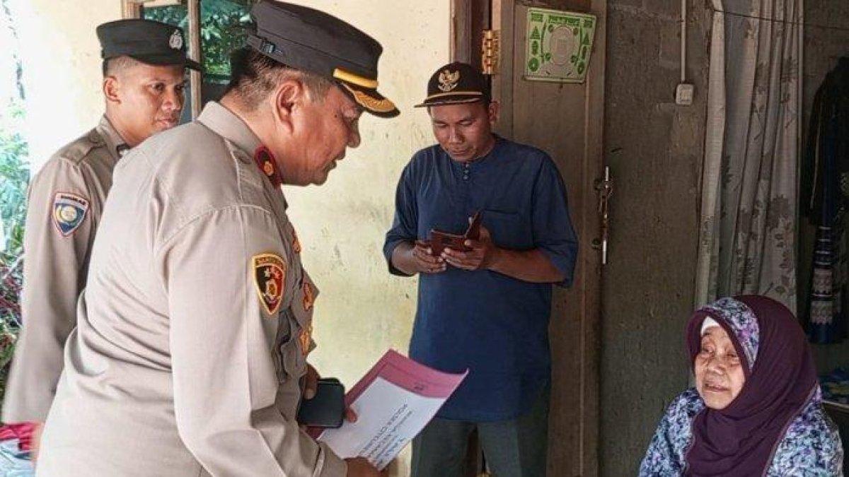 Warga yang rumahnya rusak terdampak gempa di Citeureup, Kabupaten Bogor akhirnya mendapat bantuan dari pihak Kepolisian.
