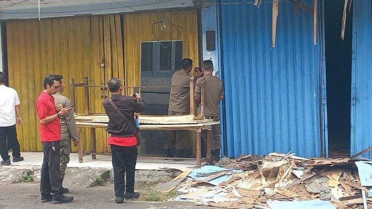 Warga yang tinggal di Ruko Permata Cimone, mengaku Diusir paksa oleh Pemkot Tangerang tanpa biaya penggantian
