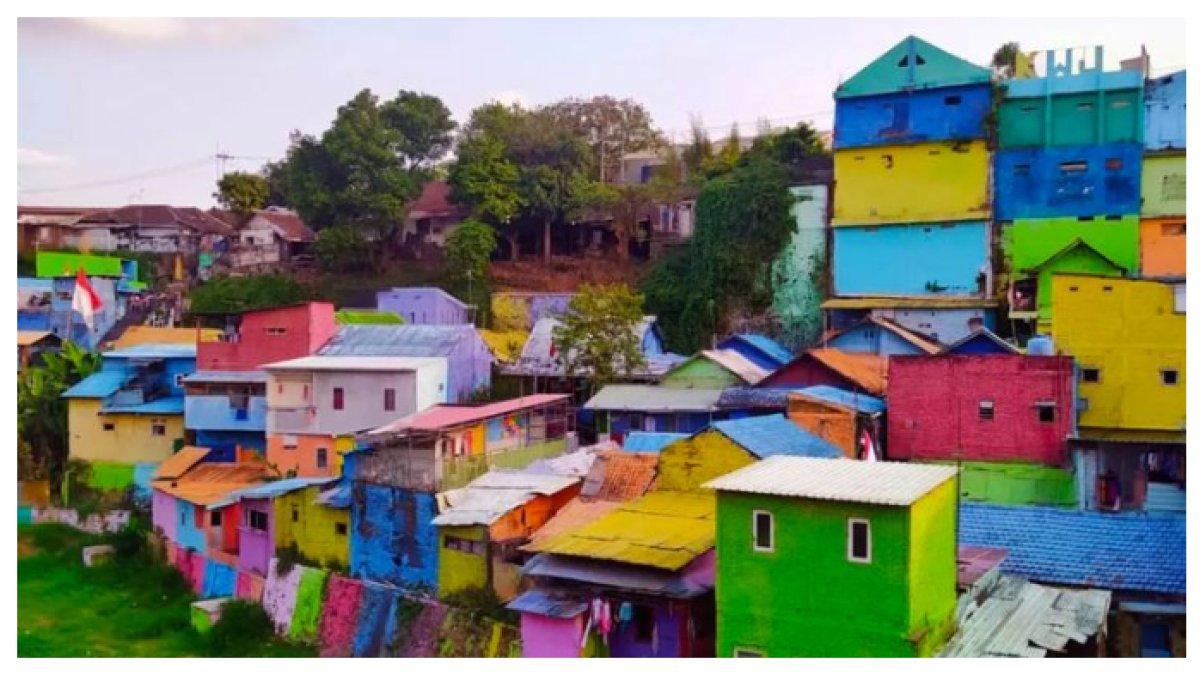 KAMPUNG WARNA-WARNI MALANG - Kampung di Malang menawarkan pengalaman wisata budaya dengan kesenian khas, topeng Malangan, dan suasana tradisional yang menarik.