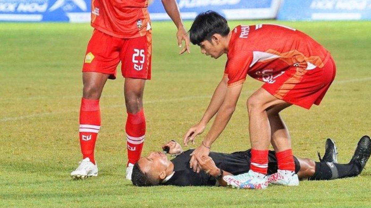Wasit Eko Agus tergeletak di lapangan usai insiden pemukulan di laga perempat final PON 2024 antara Aceh vs Sulteng, Sabut (14/9/2024). (Instagram PON 2024)