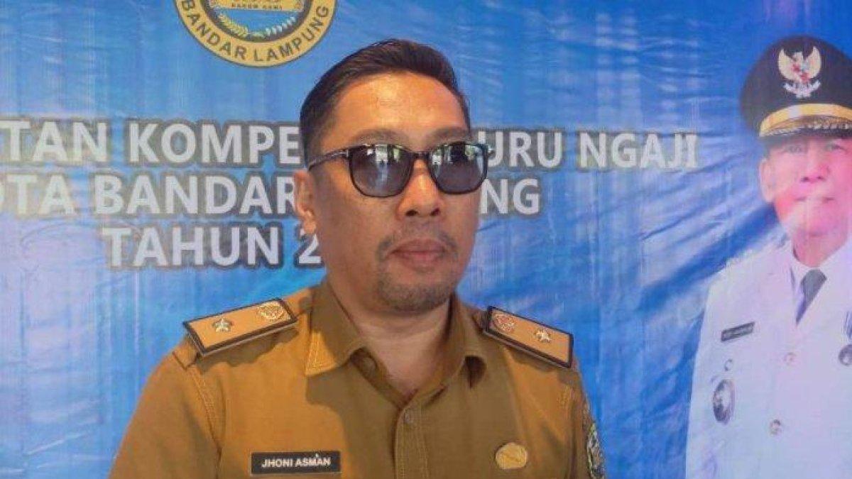 SAPI KURBAN - Kabag Kesra Bandar Lampung Jhoni Asman saat diwawancarai Rabu (28/5/2025). Ia menjelaskan alasan memilih Way Dadi jadi tempat penyembelihan sapi kurban presiden.