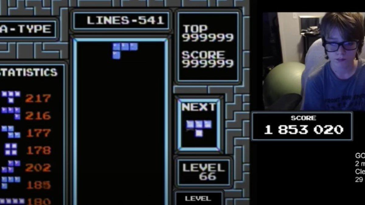 Willis Gibson memainkan game Tetris