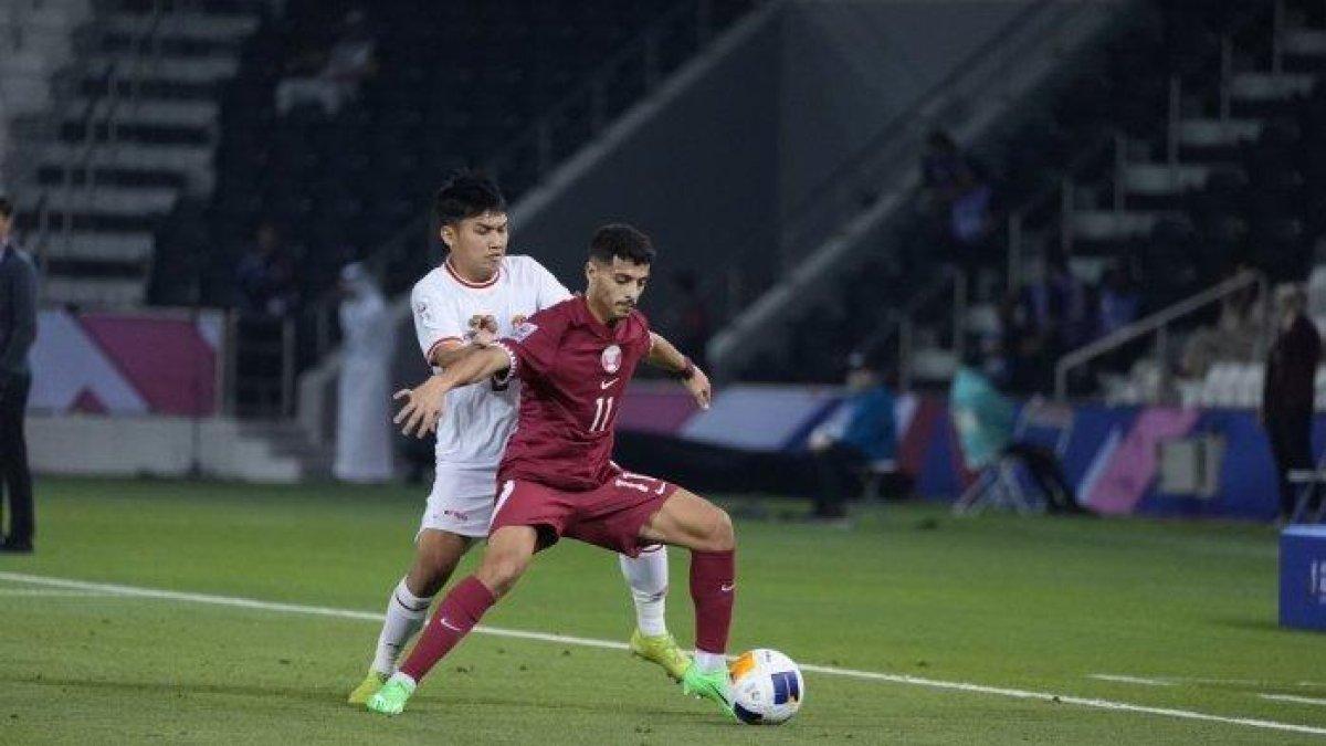 Winger Timnas Indonesia U-23 Witan Sulaeman berusaha merebut bola dari pemain Qatar di Piala Asia U-23 2024.