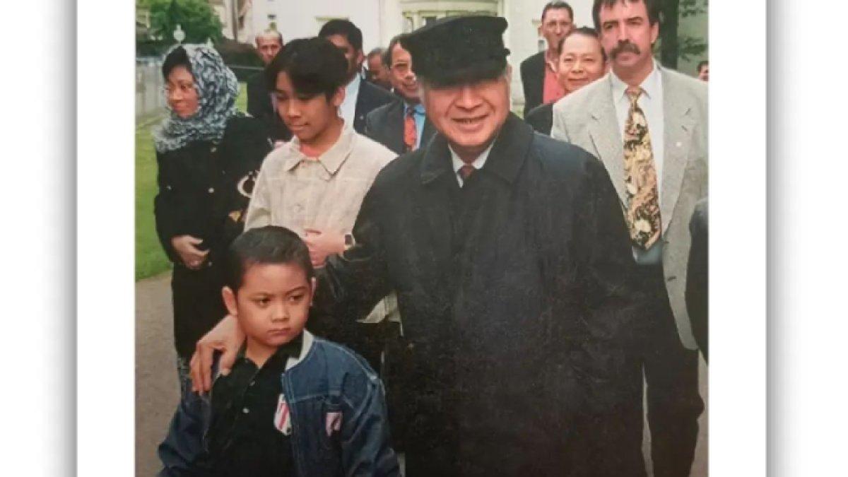 Wiratama Hadi Ramanto Pratikto putra Mamiek Soeharto dirangkul kakeknya, Soeharto.