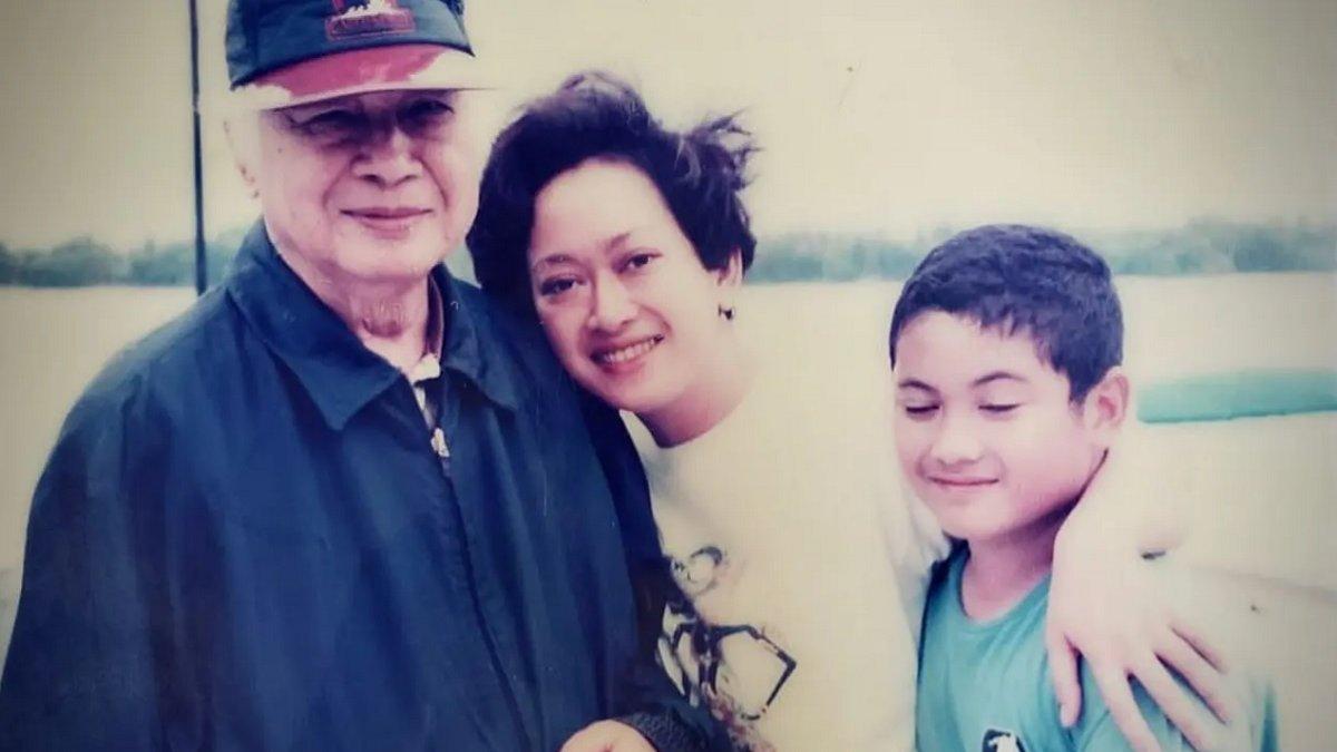 Wiratama Hadi saat masih kecil, bersama ibu dan kakeknya