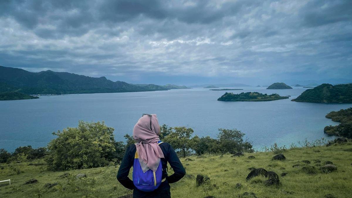 WISATA BARU di LABUAN BAJO - Cuma 26 km dari Labuan Bajo, destinasi baru ini tawarkan pemandangan pulau dari bukit. Cocok untuk ngabuburit sambil menikmati sunset.