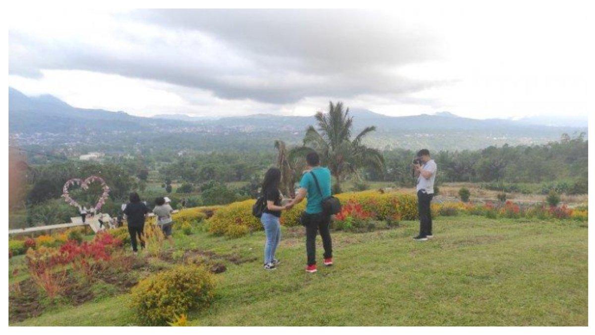 WISATA PELANGI - Taman Wisata Pelangi di Kakaskasen, Tomohon, Sulawesi Utara, menghadirkan panorama menakjubkan di lereng Gunung Lokon.