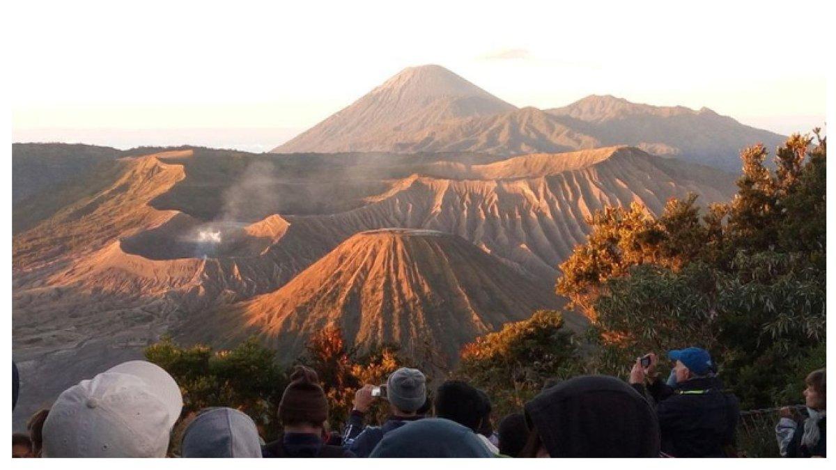 WISATA GUNUNG BROMO - Hanya 42 km dari Pasuruan, wisata gunung ini menawarkan udara sejuk dan suasana menenangkan, cocok untuk liburan Lebaran 2025.
