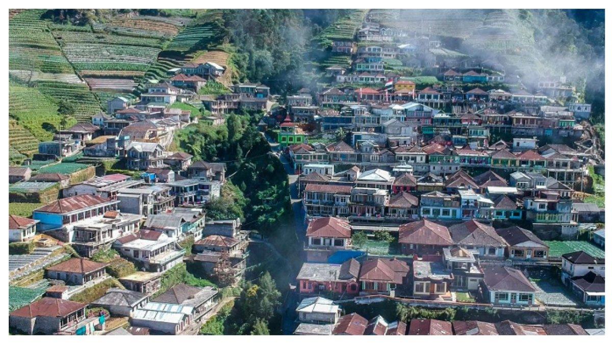 WISATA NEPAL VAN JAVA - Dusun Butuh di Magelang menawarkan panorama rumah-rumah bertingkat di lereng gunung yang sering disebut sebagai Nepal van Java, cocok untuk liburan Lebaran.