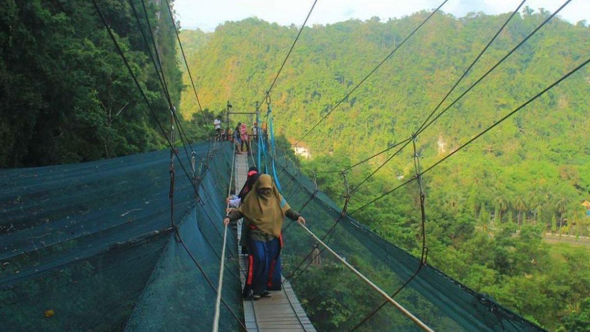 Wisatawan berfoto di Helena Sky Bridge, Bantimurung, Sulawesi Selatan.