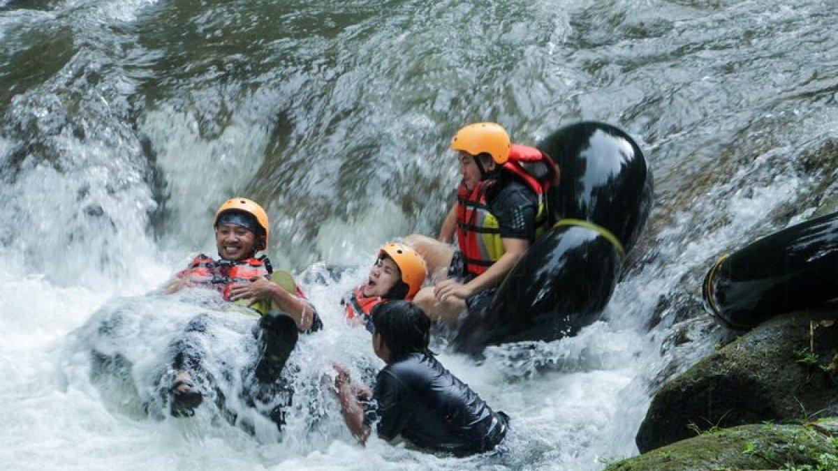 Wisatawan di River Tubing Pusur Adventure, Klaten