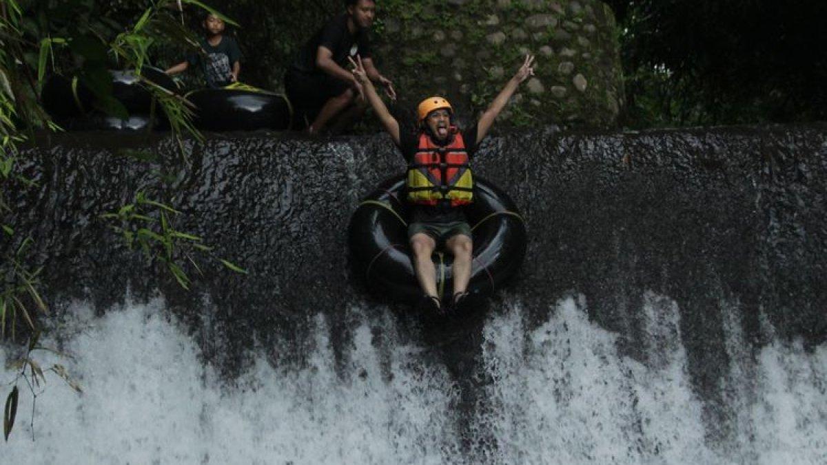 Wisatawan di River Tubing Pusur Adventure, Klaten sedang meluncur.