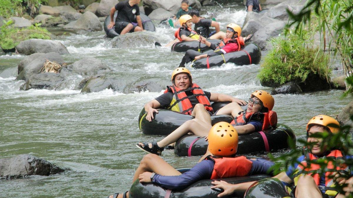 Wisatawan di River Tubing Pusur Adventure, Klaten