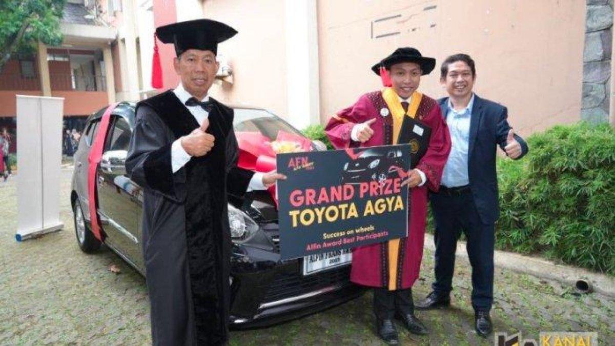 Wisudawan Fakultas Hukum Universitas Padjadjaran Laurentius Chrisendo M.S menerima hadiah mobil