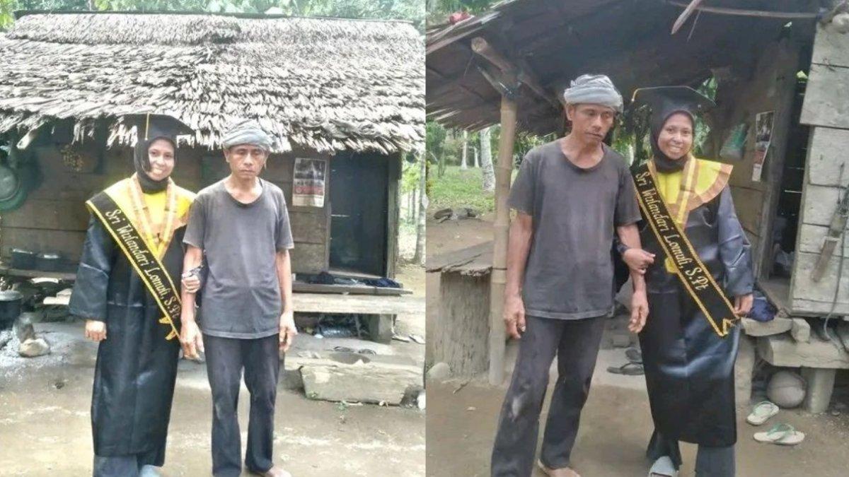 Wulan berfoto di depan gubuk kayu ayahnya