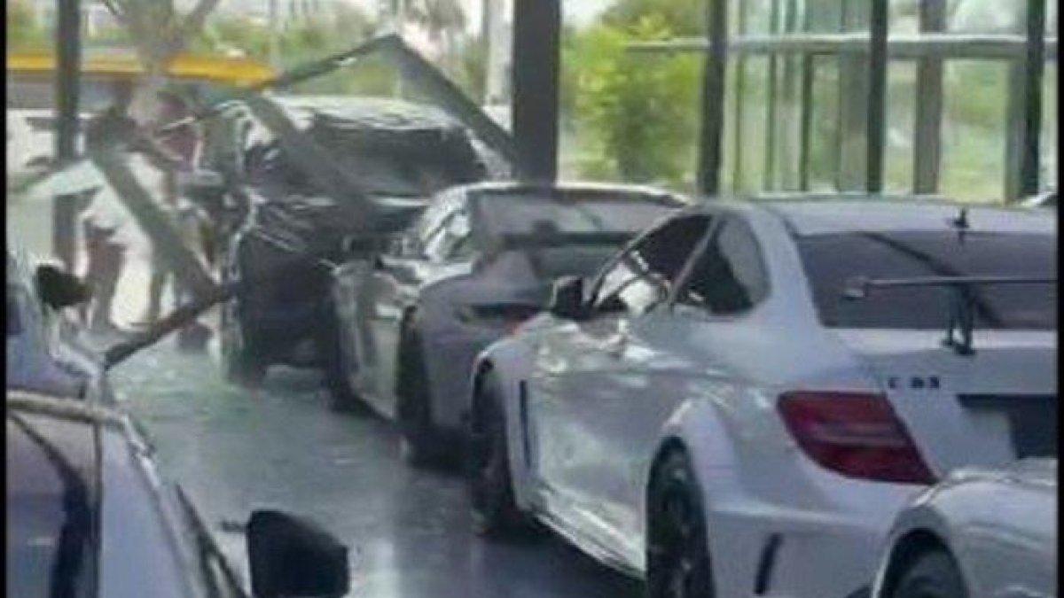 Xpander tabrak Porsche911 GT3 seharga Rp8,9 Miliar yang dipajang di dalam showroom di PIK 2.