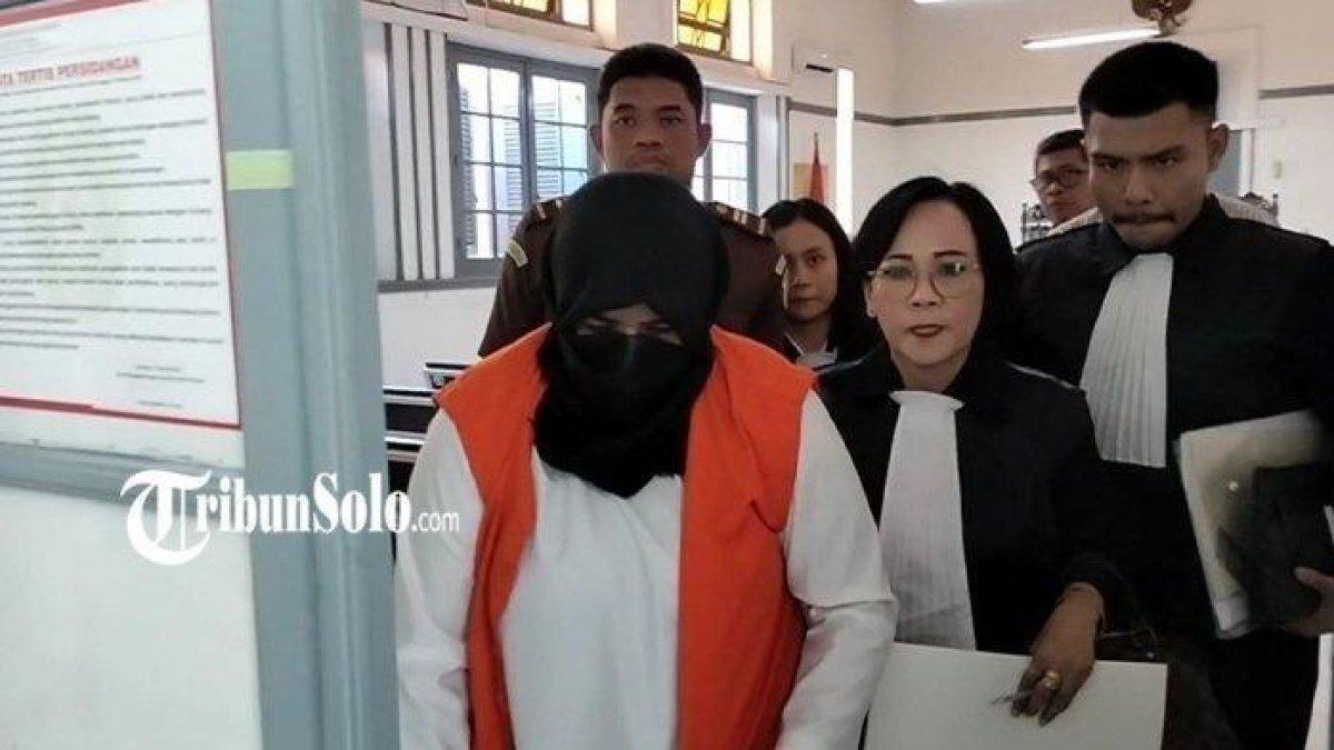 YC (34) terdakwa dalam kasus istri potong alat kelamin suami di Solo, saat mengikuti sidang di Pengadilan Negeri (PN) Kota Solo