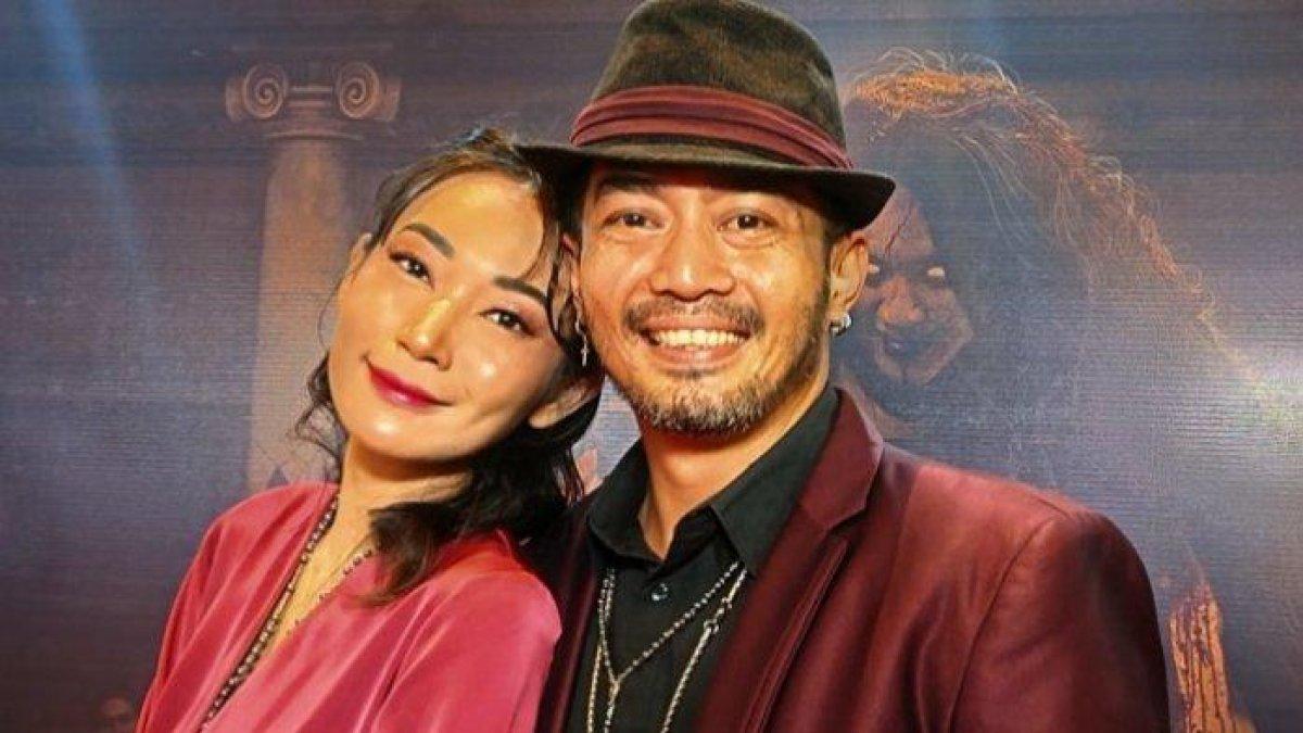 Yama Carlos dan Carina Ivola, kekasihnya, di Bioskop XXI Epicentrum Walk Kuningan, Jakarta Selatan, Selasa (16/1/2024) malam.