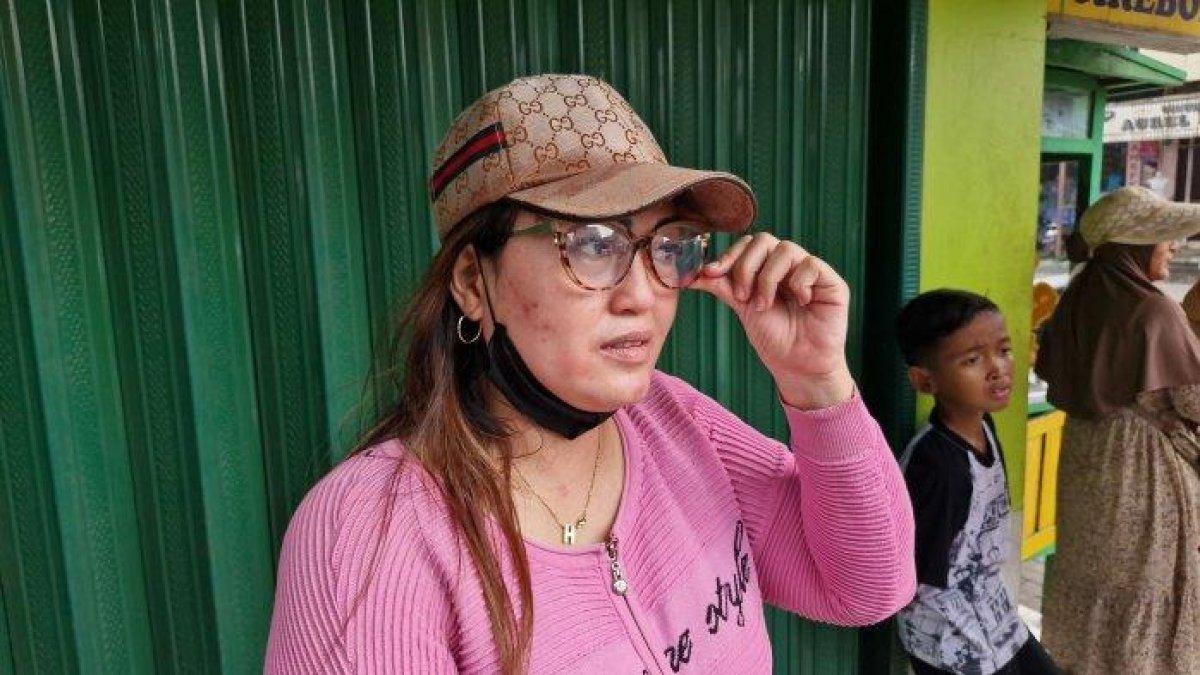 Yani, salah seorang warga sekitar yang menjadi saksi mata pembunuhan di Jalan Borobudur, Cibodas, Tangerang, Banten, Senin (1/4/2024). Menurutnya wanita bermobil yang bunuh perempuan paruh baya dengan sajam di tengah keramaian menggunakan pakaian gamis. Ia menduga motifnya soal utang-piutang.