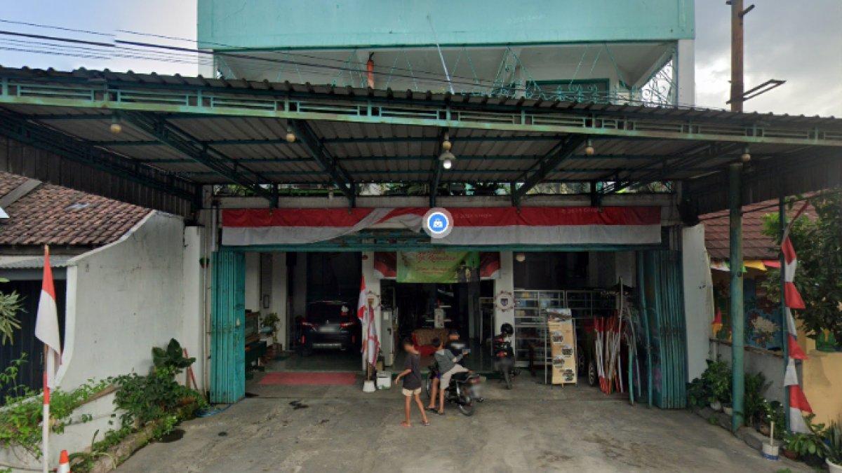 Yati Pesek punya usaha toko alat tulis