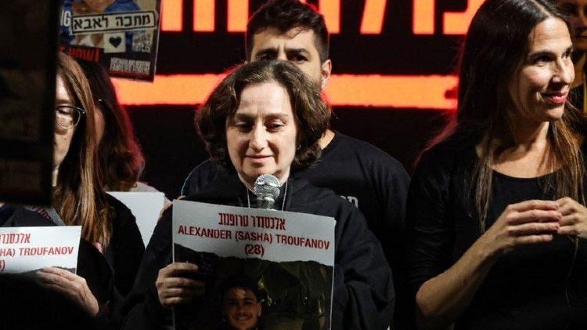 Yelena Trupanov, orang Rusia-Israel, yang dibebaskan oleh Hamas, menunjukkan foto anaknya Alexander (Sasha) Tropanov dalam unjuk rasa di Tel Aviv, 2 Desember 2023.
