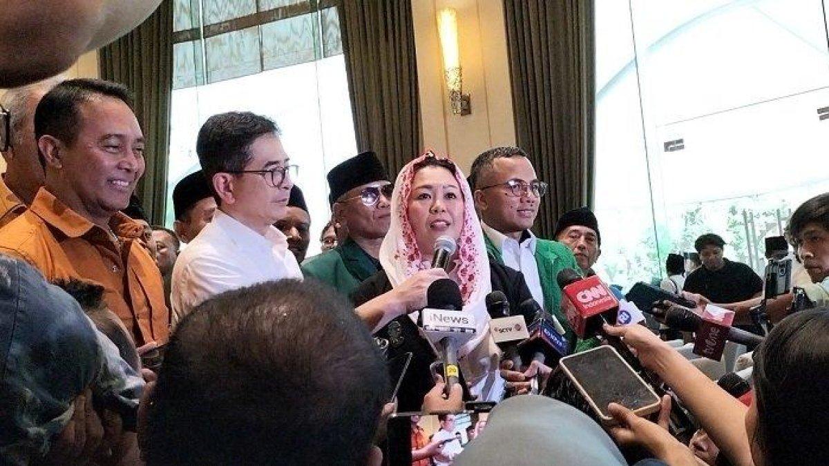 Putri Presiden ke-4 RI Abdurrahman Wahid (Gus Dur), Yenny Wahid membuka suara mengenai dirinya berbeda pilihan dengan suaminya, Dhohir Farisi di Pilpres 2024.