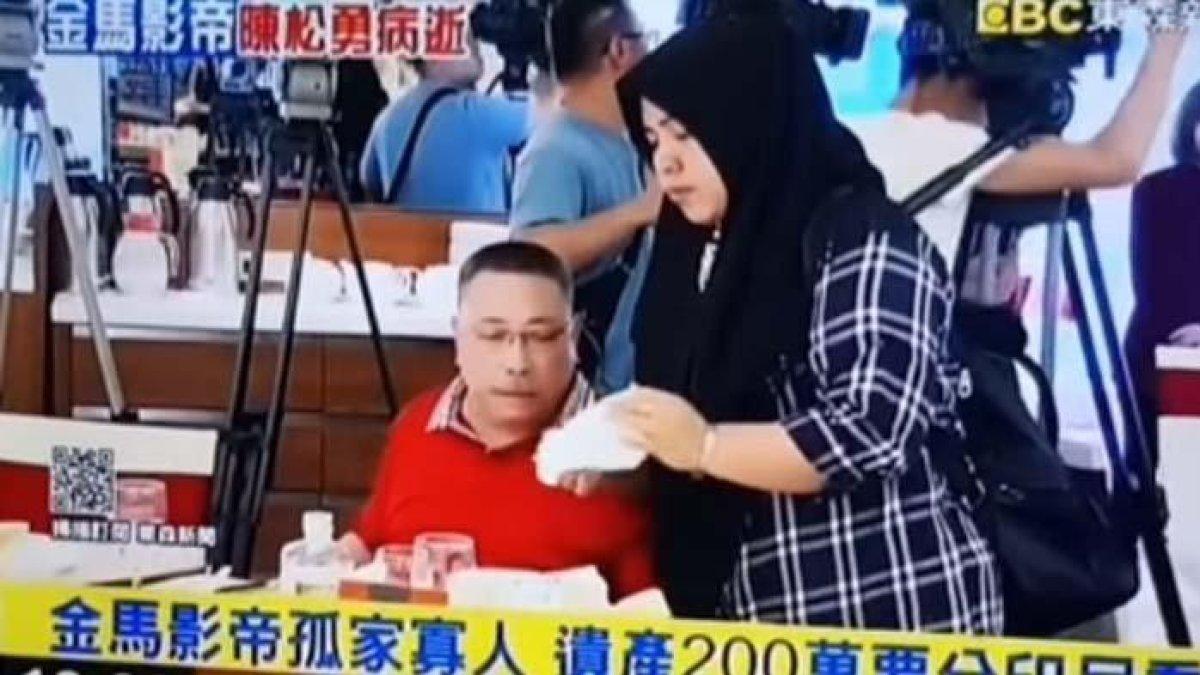 Yuli dengan setia merawat majikannya, aktor Chen Sung Young.