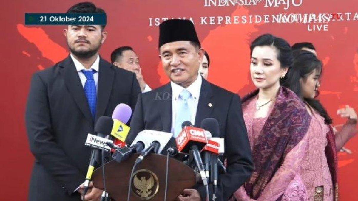 Yusril Ihza Mahendra didampingi istrinya, Rika Kato dan anak-anaknya di Istana Presiden seusai pelantikan sebagai menteri Prabowo