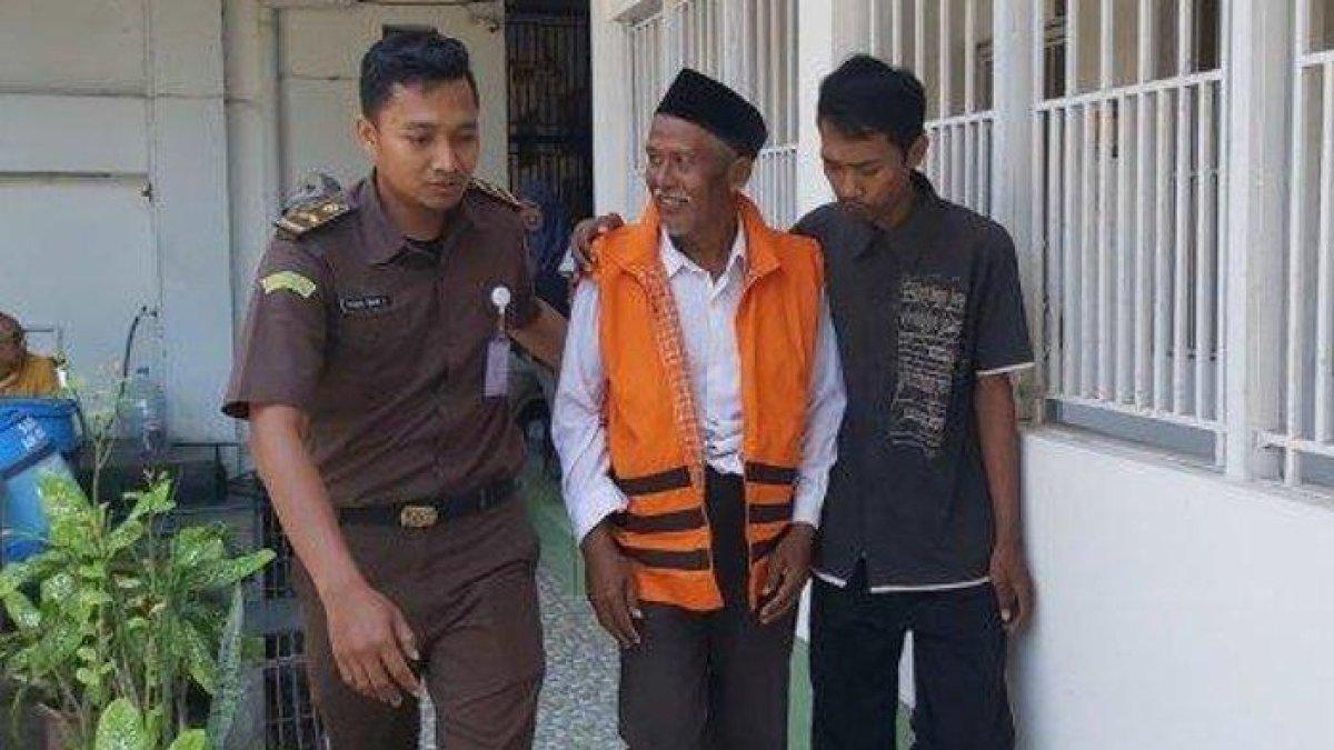 ZA, seorang ayah berusia 70 tahun berjalan menuju Ruang Sidang di gedung PN Kelas 1A Tegal, Jawa Tengah, Senin (5/2/2024). Ia dilaporkan oleh Anak perempuannya, KT (40) karena telah melakukan KDRT