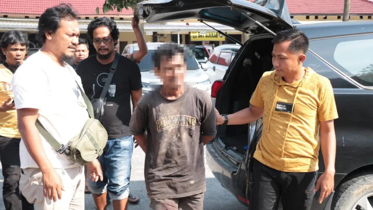 ZAHRA LAMPUNG VIRAL - Pemerkosa dan pembunuh anak 10 tahun digelandang ke Polres Tulang Bawang, Lampung, pada Rabu (23/7/2025).