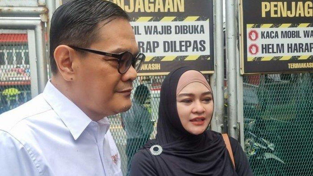 Zeda Salim bersama kuasa hukum Ammar Zoni, Jon Mathias di Rutan Salemba