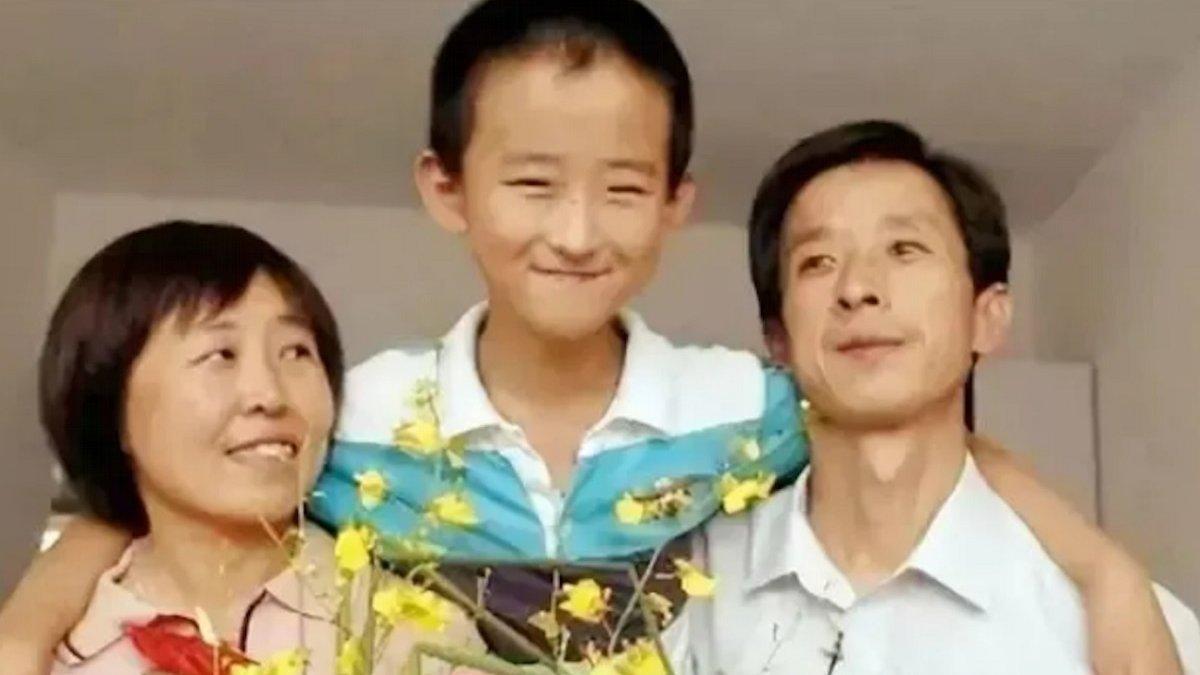 Zhang Xinyang bersama dengan kedua orangtuanya