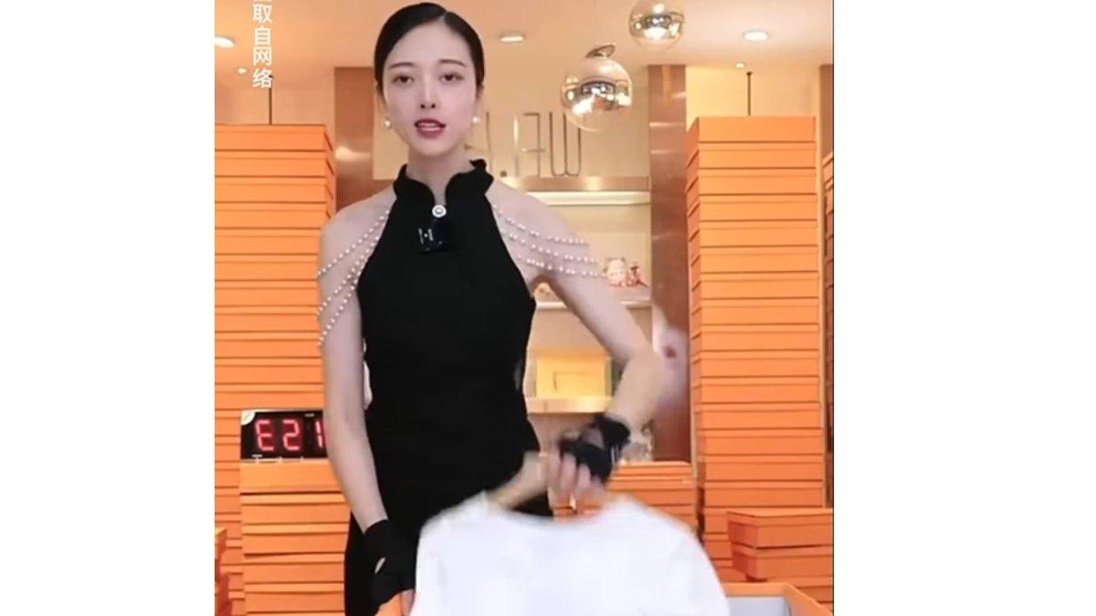 Zheng Xiang Xiang mempromosikan produk