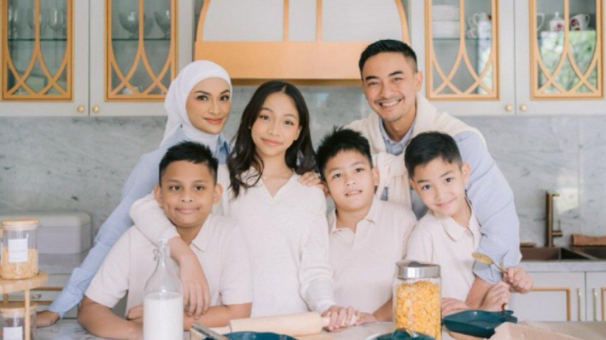 Zumi Zola dan Putri Zulhas ajak anak-anak mereka untuk foto prewedding
