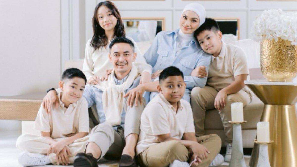Zumi Zola dan Putri Zulhas mengajak anak-anak mereka untuk foto prewedding