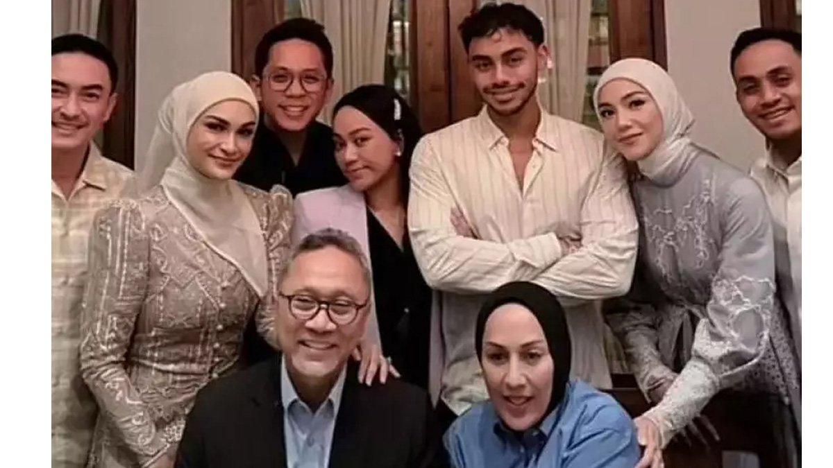 Zumi Zola hadir di acara ulang tahun Zulkifli Hasan.