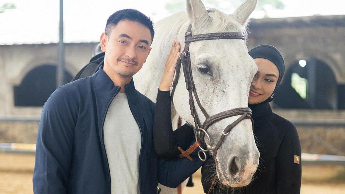 Zumi Zola menemani Putri Zulkifli Hasan berkuda.