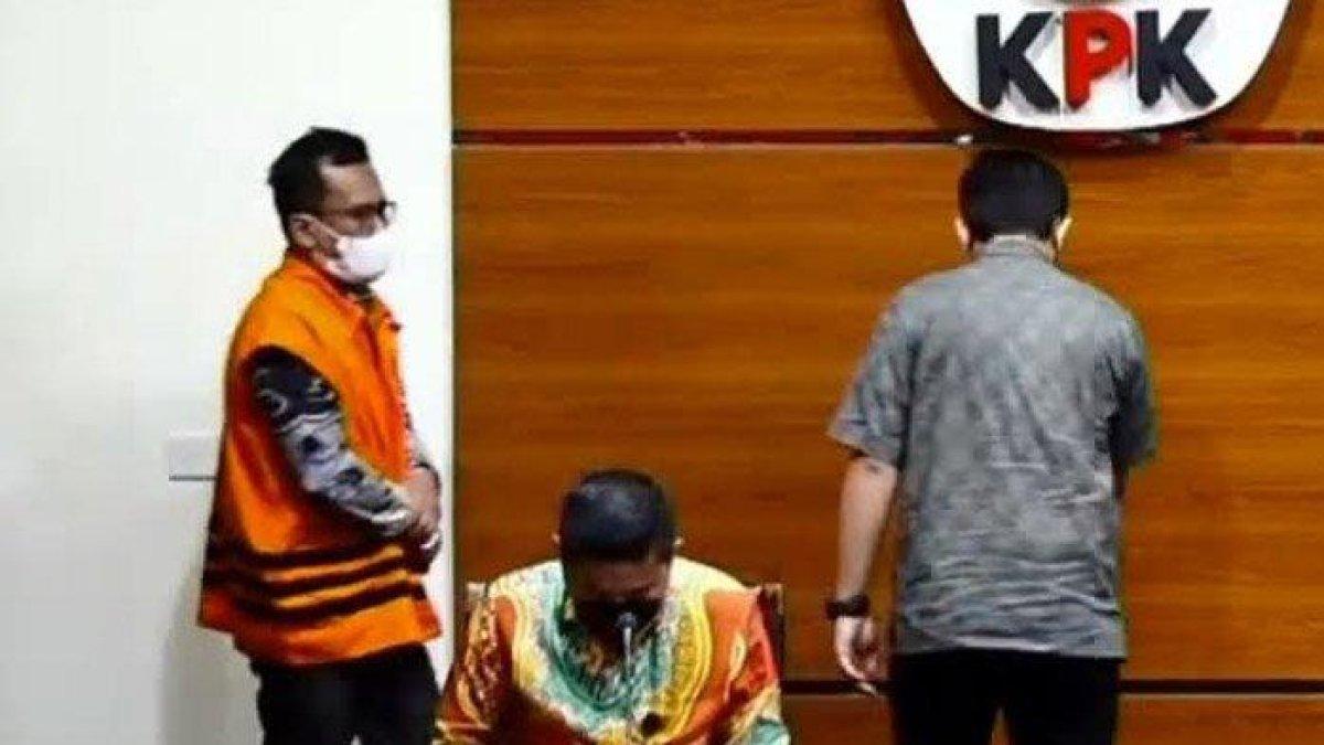 Adib Makarim (kiri) saat ditahan KPK karena kasus korupsi