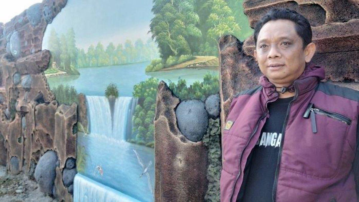 Agus pemilik rumah mewah di sekitar tempat pemakaman umum di Desa Cipasung, Kuningan, Jumat (23/6/2023).