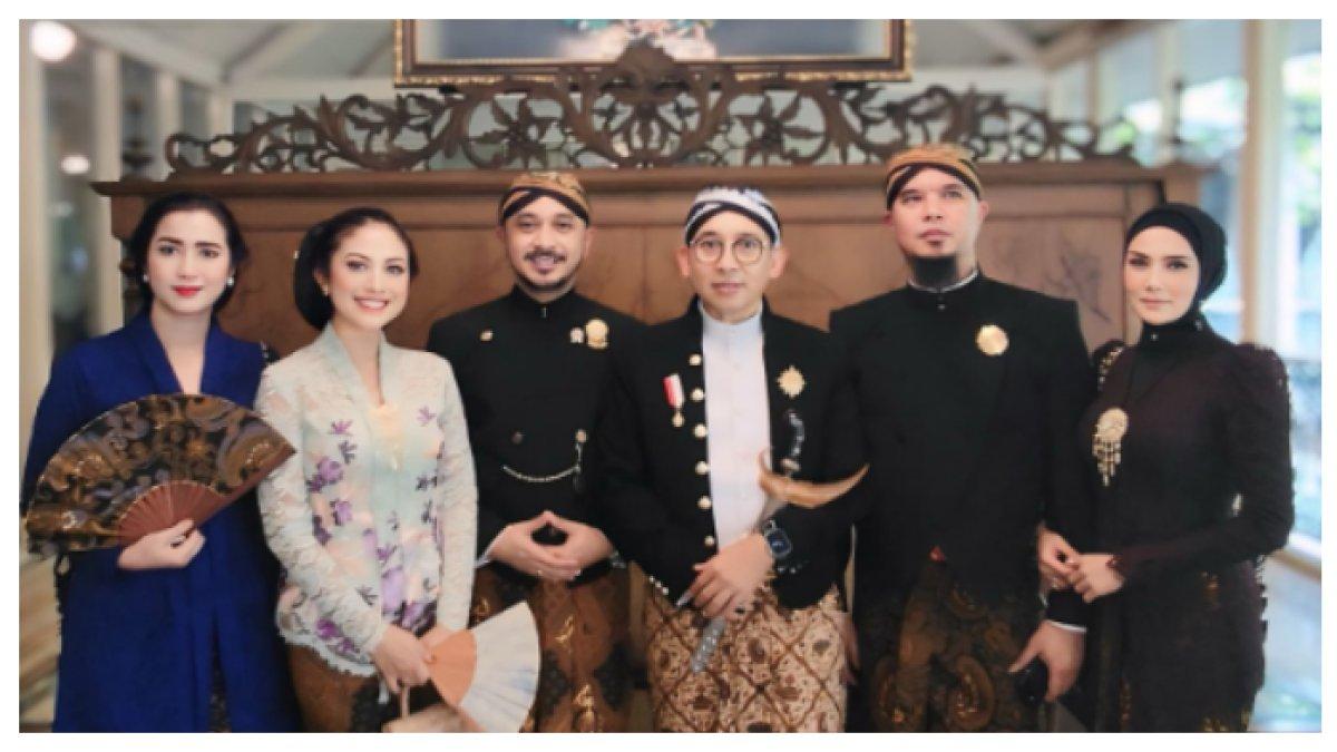 AHMAD DHANI DAN MULAN JAMEELA - Momen pasangan suami istri hadiri acara Tingali Jumenengan KGPAA Mangkunegoro X di Mangkunegaran Solo. Tampak serasi dengan busana tradisional Jawa.