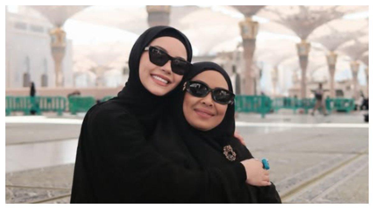 ALYSSA IBADAH UMRAH - Kekasih Al Ghazali tampil agamis pada saat menjalankan ibadah umrah.