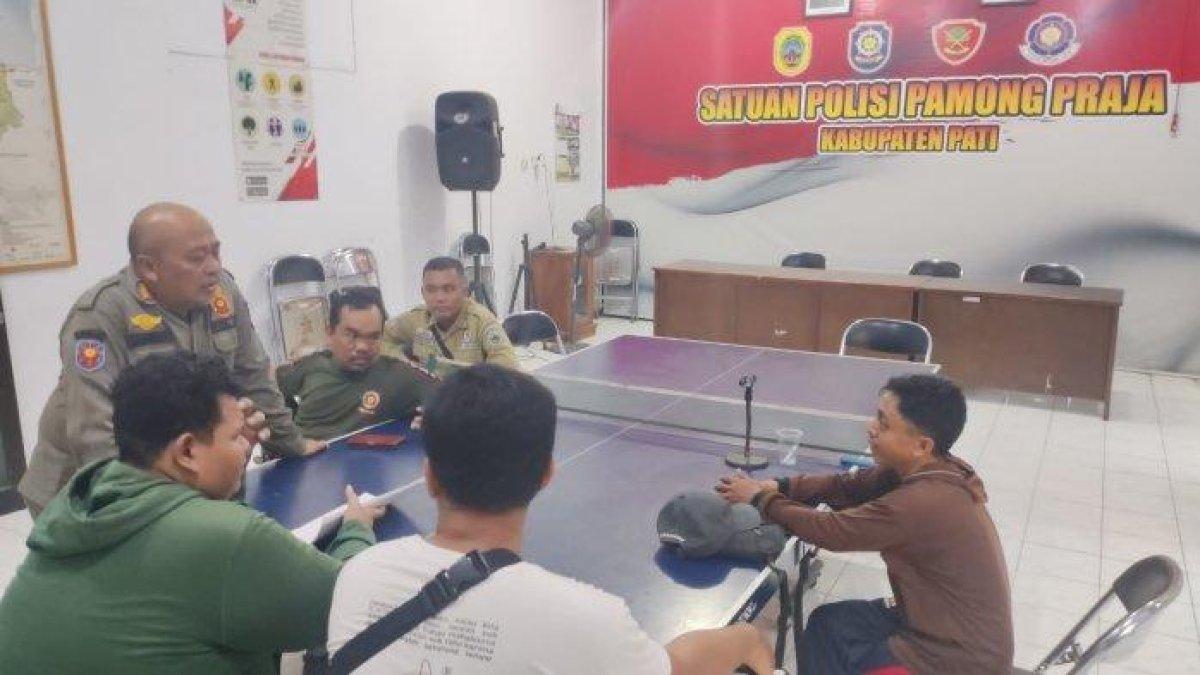 AM saat kena razia dan diinterogasi Satpol PP