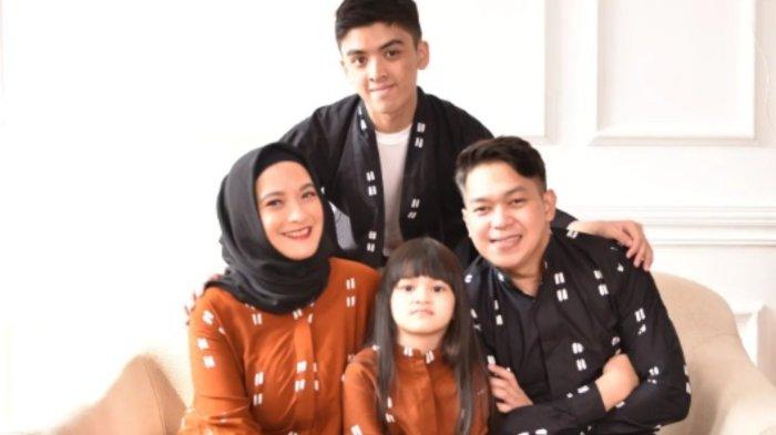 Andhara Early bersama suami dan anak-anaknya