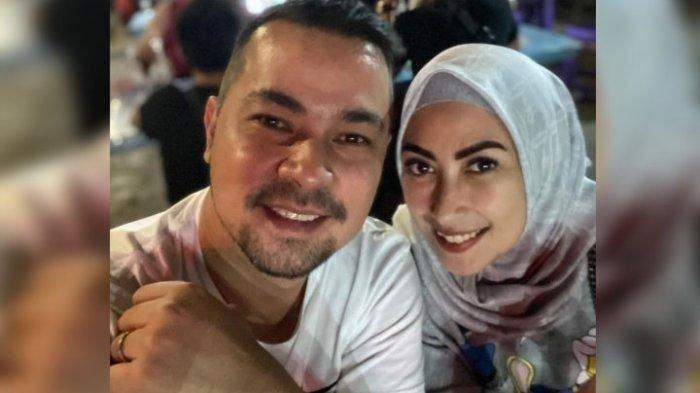 Annisa Trihapsari dengan sang suami, Sultan Djorghi.
