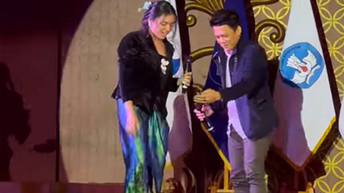 Ariel Noah hadiri wisuda anak, duet dadakan bikin ortu murid heboh