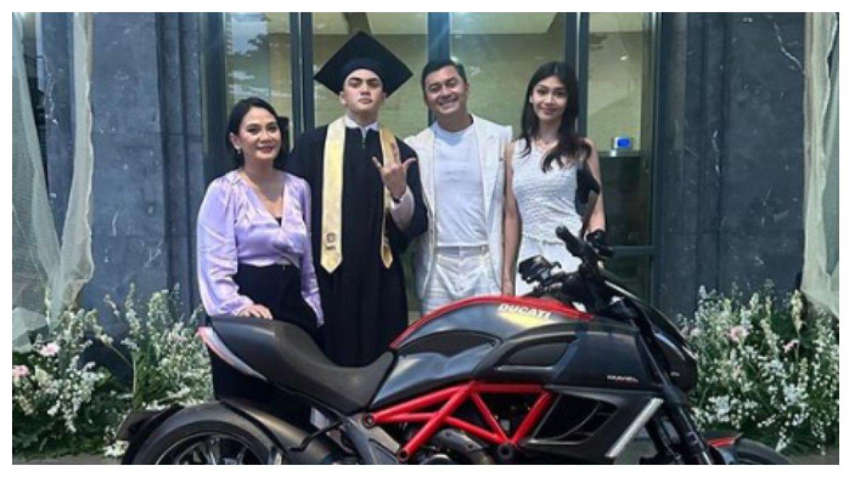 Potret Arka Asmara saat Wisuda SMA